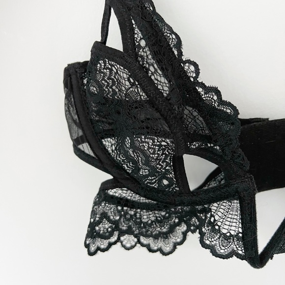Stunning Scalloped Lace V-Wire Bra | 34B - Picture 2 of 4
